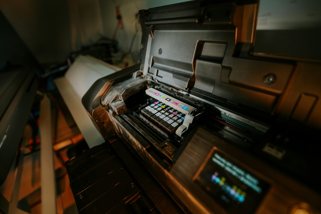 Sala de impresión para ilustrar la carga de papel en un plotter